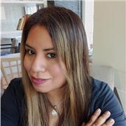 Profesora de matemáticas imparte clase a niños de todas las edades